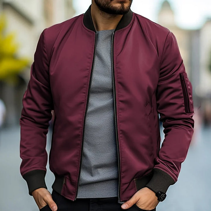 Giubbotto bomber uomo elegante con zip, perfetto per un look maschile alla moda.