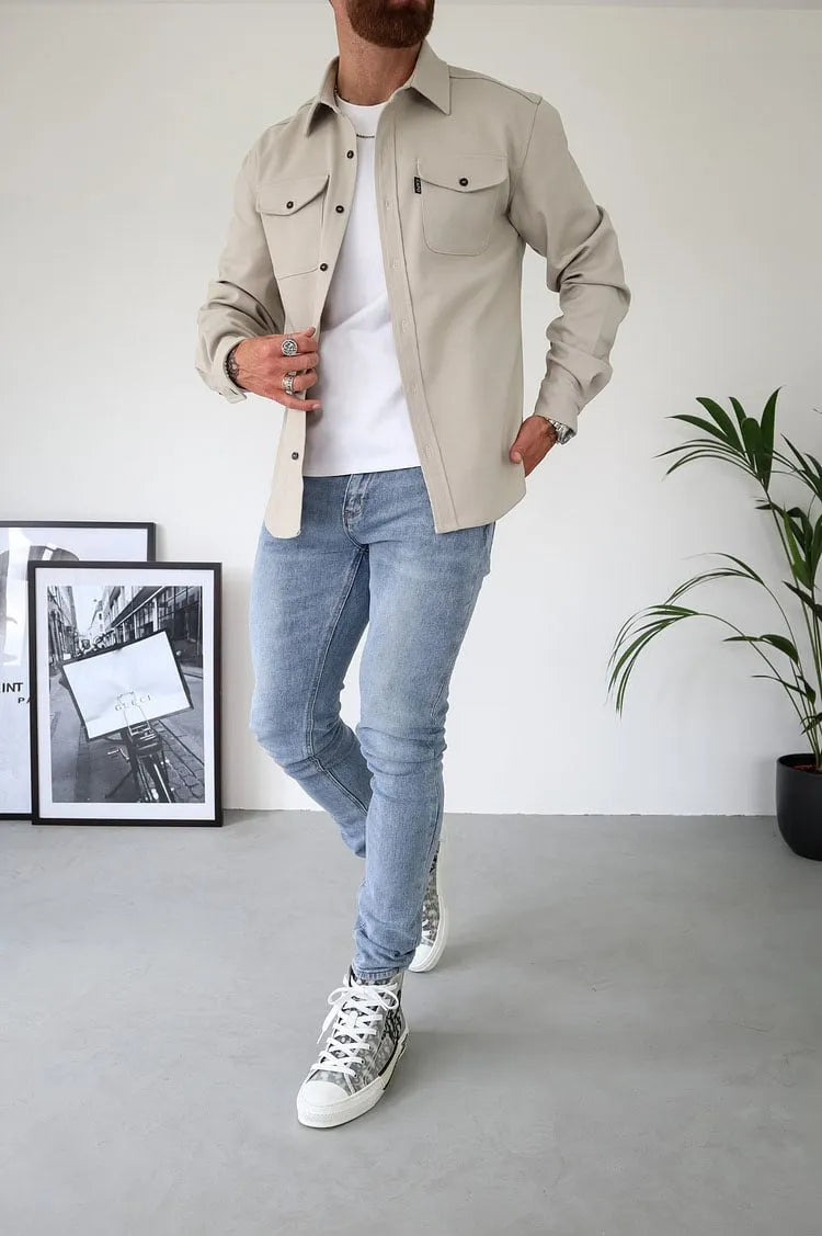 Camicia maschile a maniche lunghe, perfetta per look eleganti e casual chic, con bottoni.