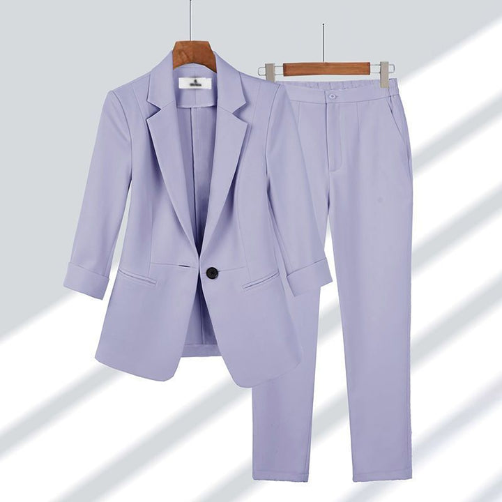 Abbigliamento formale: completo blazer e pantaloni dritti da donna, un tailleur sartoriale indispensabile.