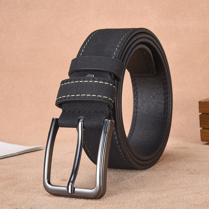 Accessorio uomo casual chic: cintura in pelle scamosciata con fibbia ardiglione per outfit di tendenza e moderni.