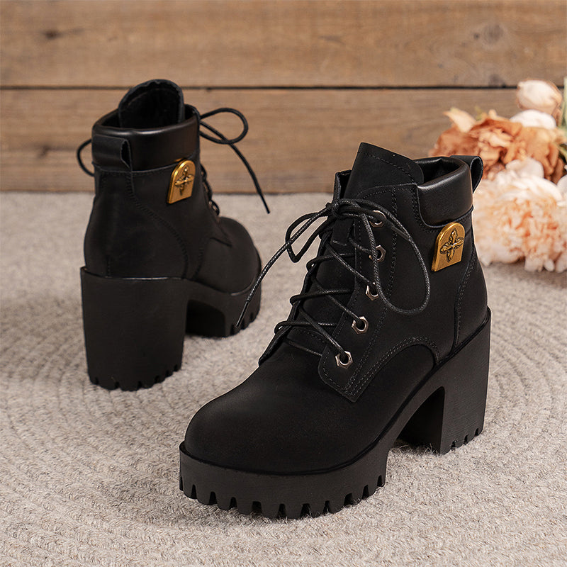 Eleganti stivaletti donna marroni con tacco chunky, zeppa e allacciatura, stile retro autunnale.