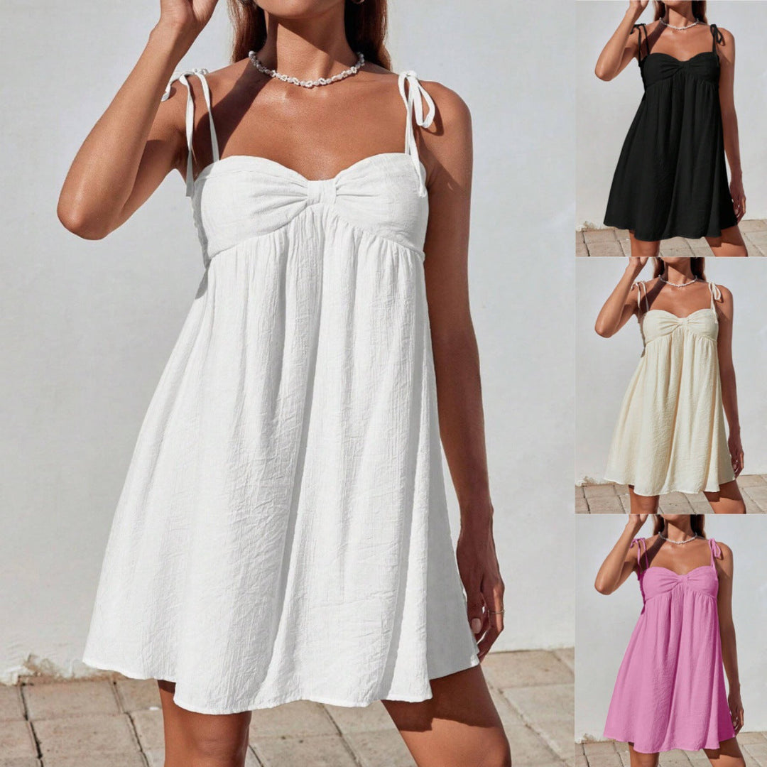 Mini abito elegante da donna, versatile e comodo. Perfetto per l'estate, stile minimalista e di moda.