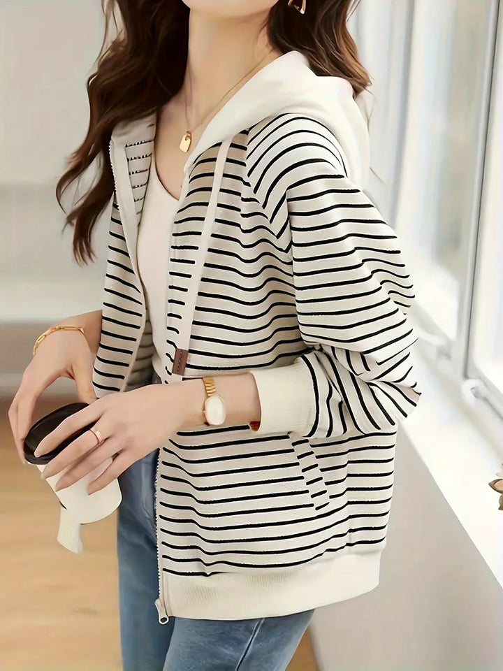Comoda giacca donna autunnale con cappuccio. Stile casual elegante, versatile per ogni occasione.