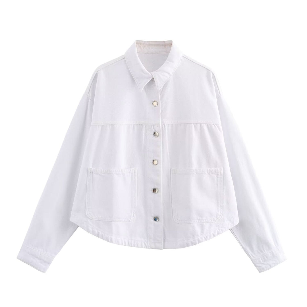 Capo moda femminile: giacca a pannelli bianchi con bottoni. Look casual chic e confortevole.