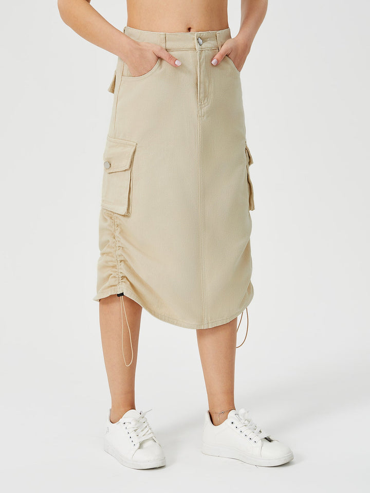 Gonna midi cargo donna, lunghezza al ginocchio, vita alta, spacco e tasche. Stile casual e fresco.