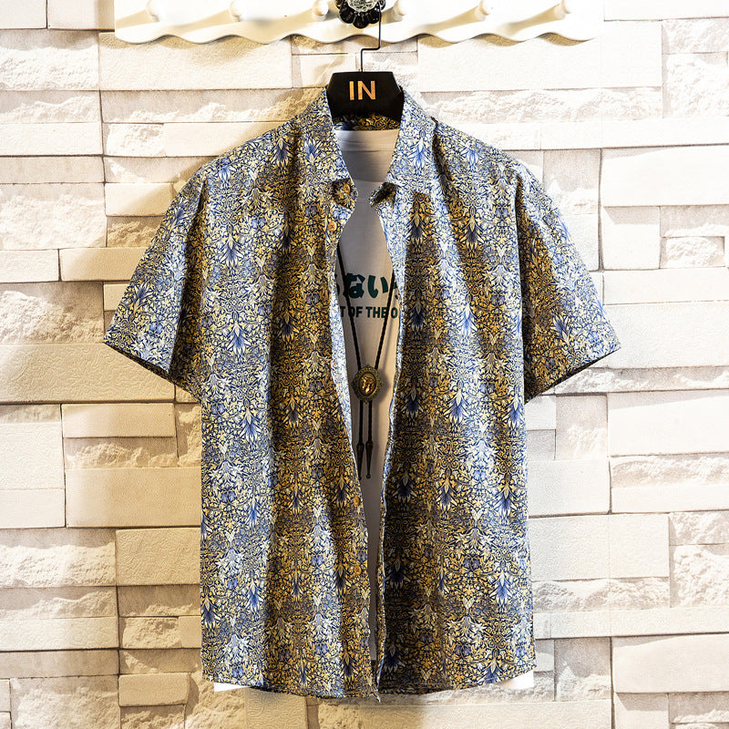 Elegante camicia uomo a maniche corte con colletto revers e fantasia floreale, ideale per la moda estiva.