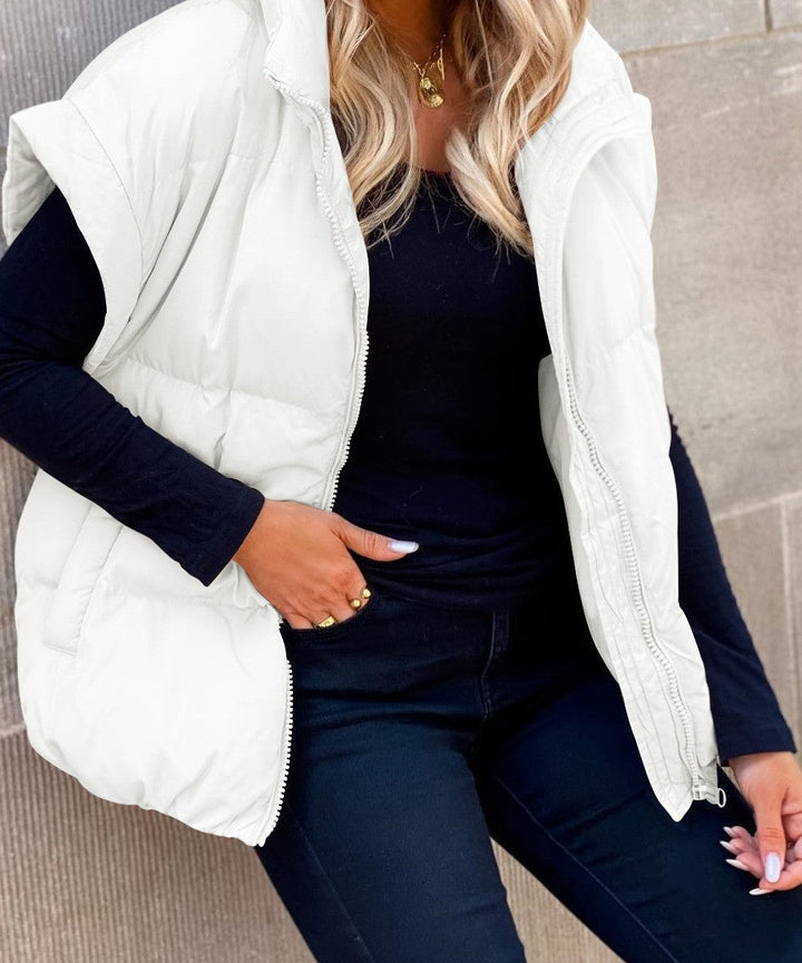 Vista posteriore del gilet invernale da donna, design elegante e vestibilità confortevole per un tocco di moda.