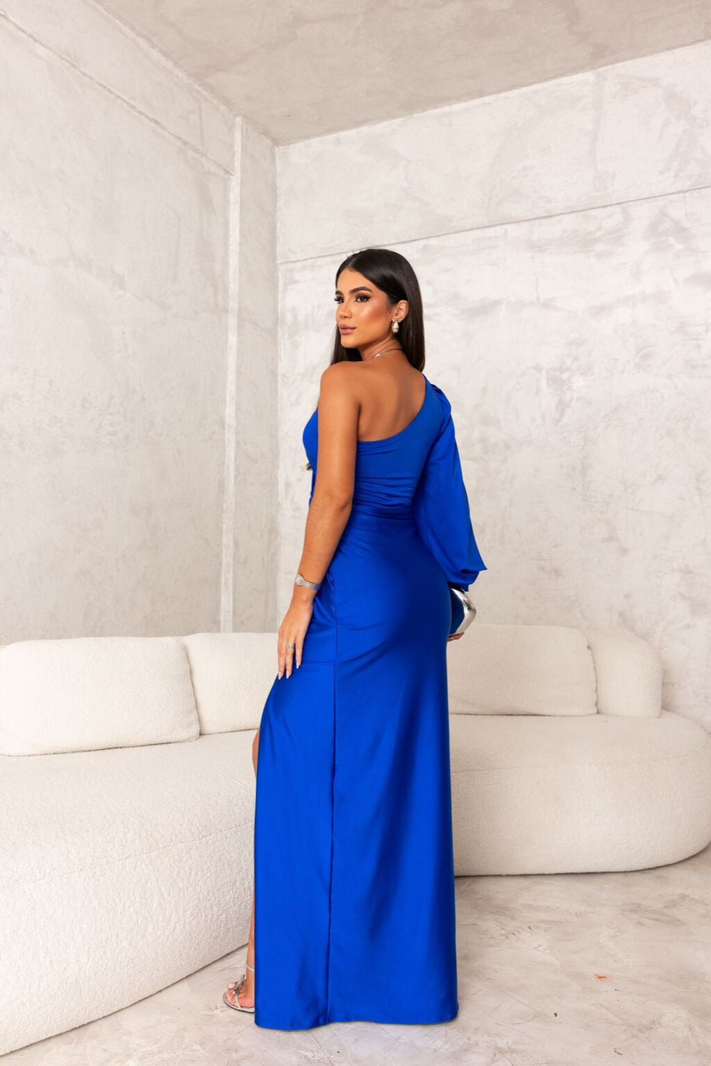 Vestito aderente midi, per donna elegante in occasioni formali e glamour.