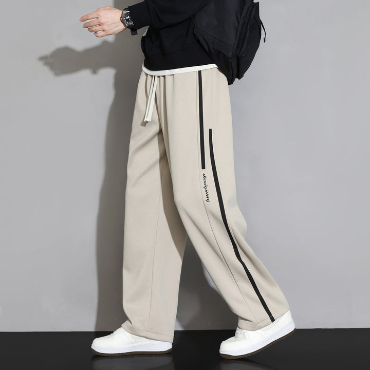 Pantaloni tuta uomo casual, modello a gamba dritta per massimo comfort e stile nel tempo libero.