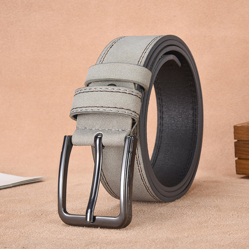 Cintura uomo versatile in pelle scamosciata, fibbia ad ardiglione, adatta a stile casual e professionale.