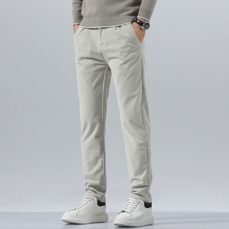 Pantaloni uomo slim fit vita media per un look moderno. Tessuto testurizzato, perfetti per streetwear e outfit versatili.