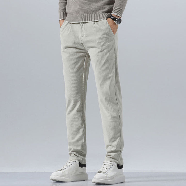 Pantaloni uomo slim fit vita media per un look moderno. Tessuto testurizzato, perfetti per streetwear e outfit versatili.