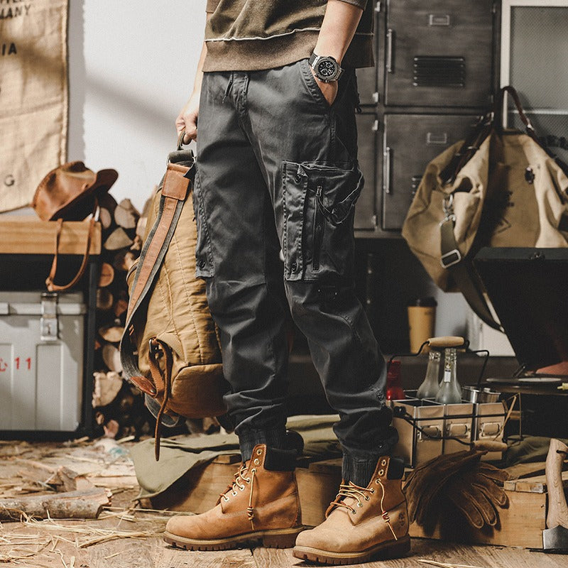 Pantaloni cargo multi-tasca da uomo, perfetti per un look casual o da lavoro. Comodi e resistenti.