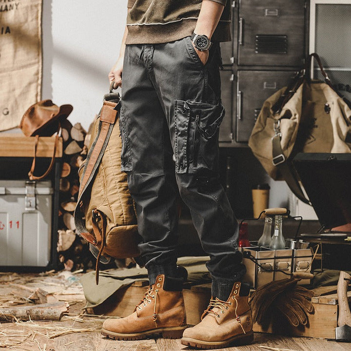 Pantaloni cargo multi-tasca da uomo, perfetti per un look casual o da lavoro. Comodi e resistenti.