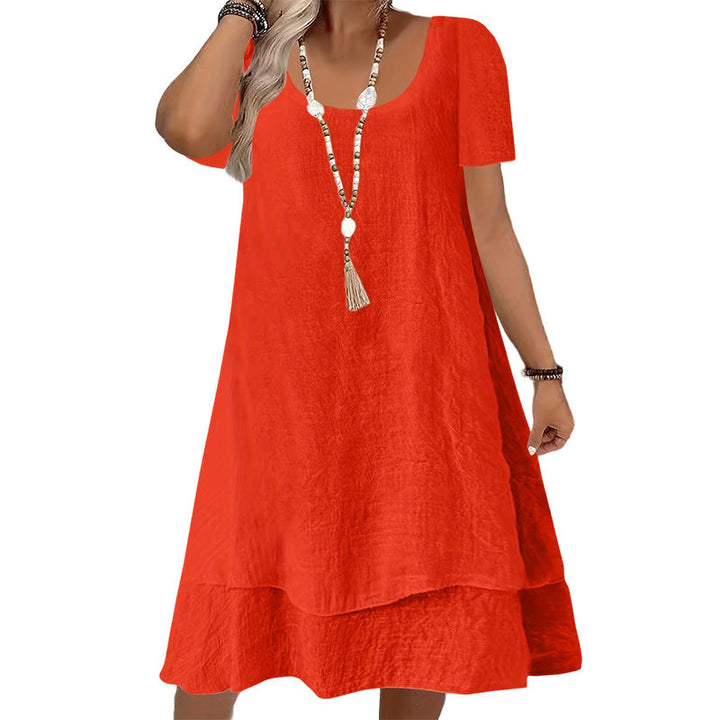Abito donna casual con elegante collo rotondo e pratiche maniche corte, tessuto leggero per la bella stagione.