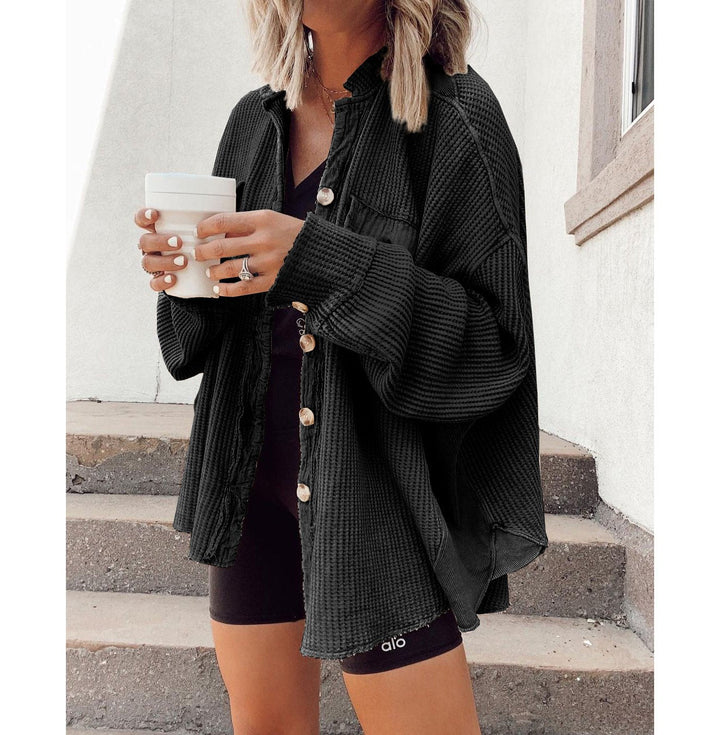 Giacca camicia donna con revers, orlo irregolare e tasche, ideale per autunno e primavera.