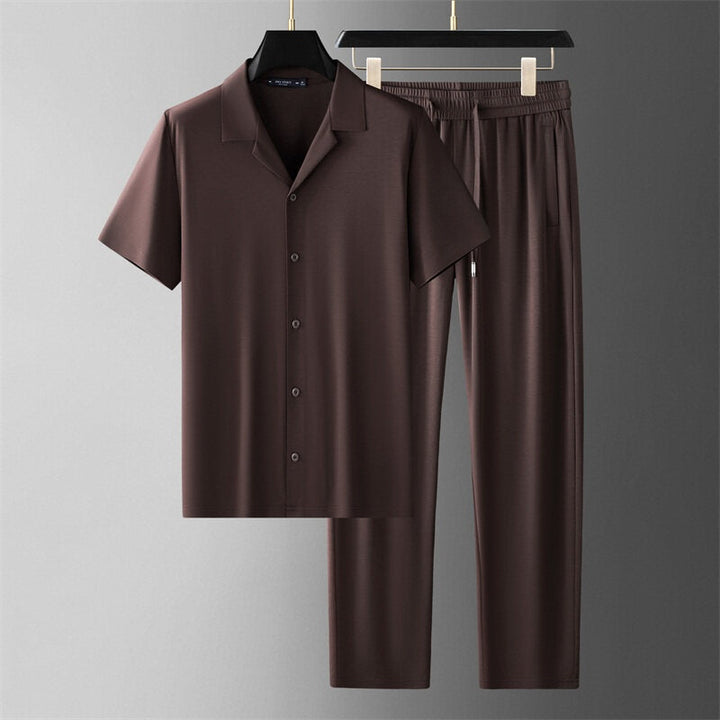 Completo estivo uomo confortevole: camicia a maniche corte e pantaloni abbinati, perfetto per viaggi e tempo libero.