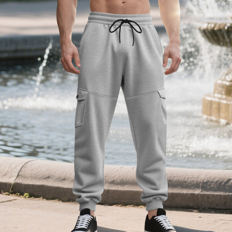 Pantaloni cargo resistenti uomo, con molte tasche, adatti per lavoro e avventure outdoor.