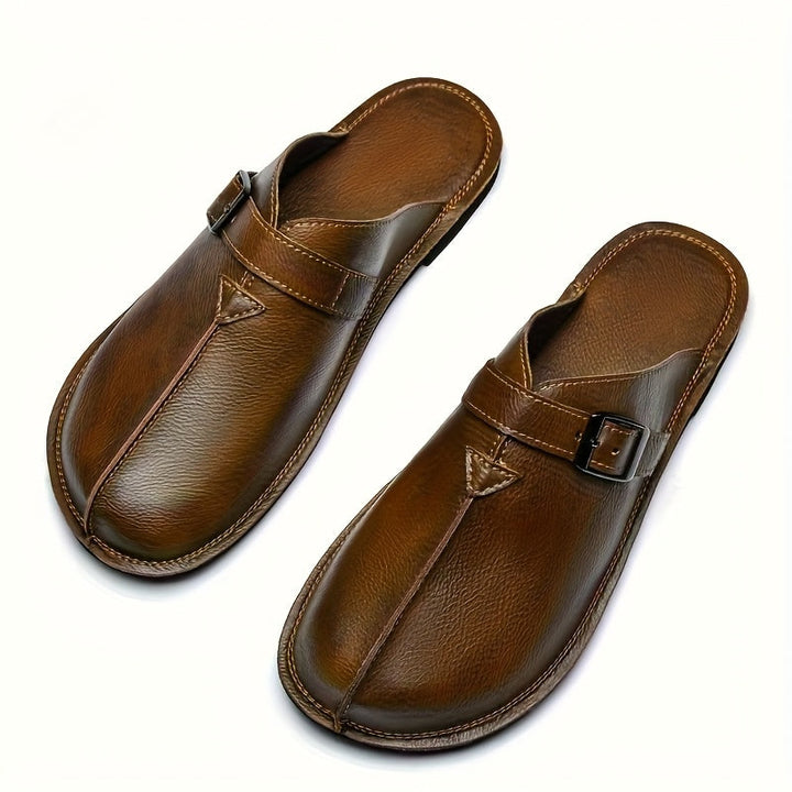 Sabot similpelle nero uomo, scarpe casual con un tocco vintage, perfette per comfort e praticità.