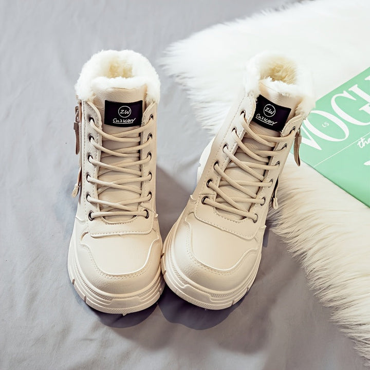 Moda invernale: stivaletti donna bianchi, antiscivolo, che uniscono stile, calore e sicurezza.