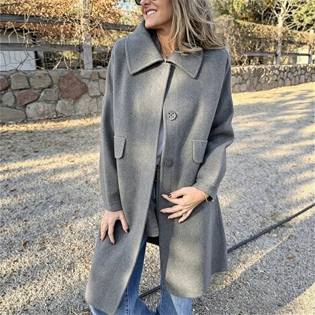 Giacca lana monopetto donna, tessuto pregiato. Calda e confortevole, ideale per outfit eleganti e casual.