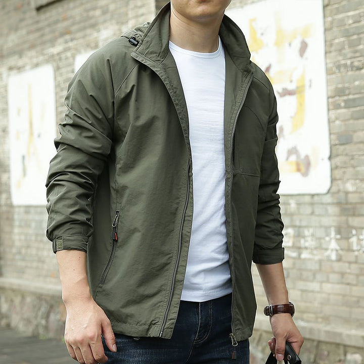 Giacca antivento uomo primaverile/autunnale casual, leggera e unicolore con zip per stratificazione esterna.