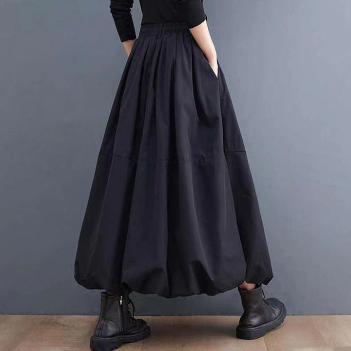 Gonna donna a campana tinta unita, stratificata ed elegante. Stile versatile per look casual chic o raffinati.