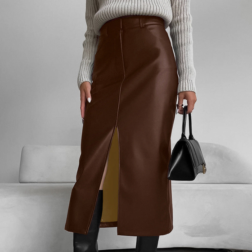 Gonna dritta marrone elegante da donna, un capo moda femminile essenziale per autunno inverno.