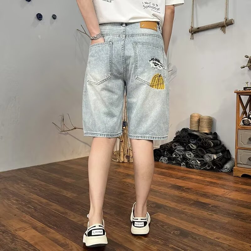 Pantaloncini uomo blu chiaro cropped per un look estivo vintage. Shorts in denim casual e comodi per la moda uomo.
