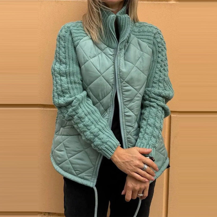 Outerwear donna invernale trapuntato, collo alto, calda giacca con cerniera, look moderno e alla moda.