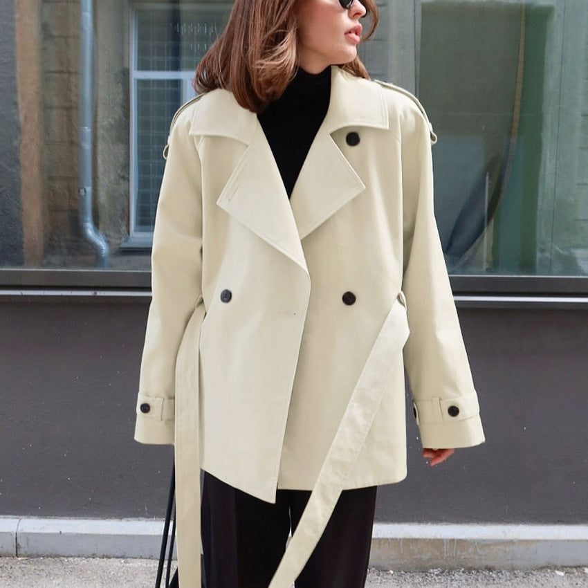 Moda donna: trench beige raffinato con cintura, capospalla versatile per un look sofisticato in ogni stagione.
