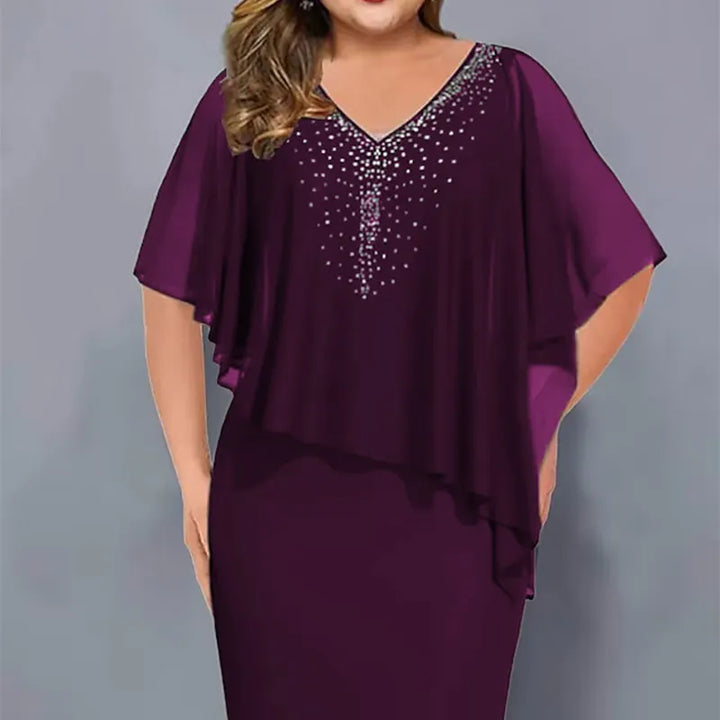 Abito da donna midi unico con strass brillanti e mantella integrata per un look sofisticato da sera.