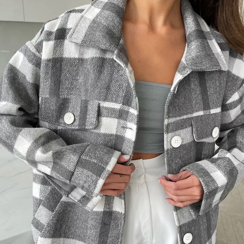 Cappotto da donna scozzese 'Calore Chic' con colletto ampio. Un capo di moda autunnale per un look sofisticato e caldo.