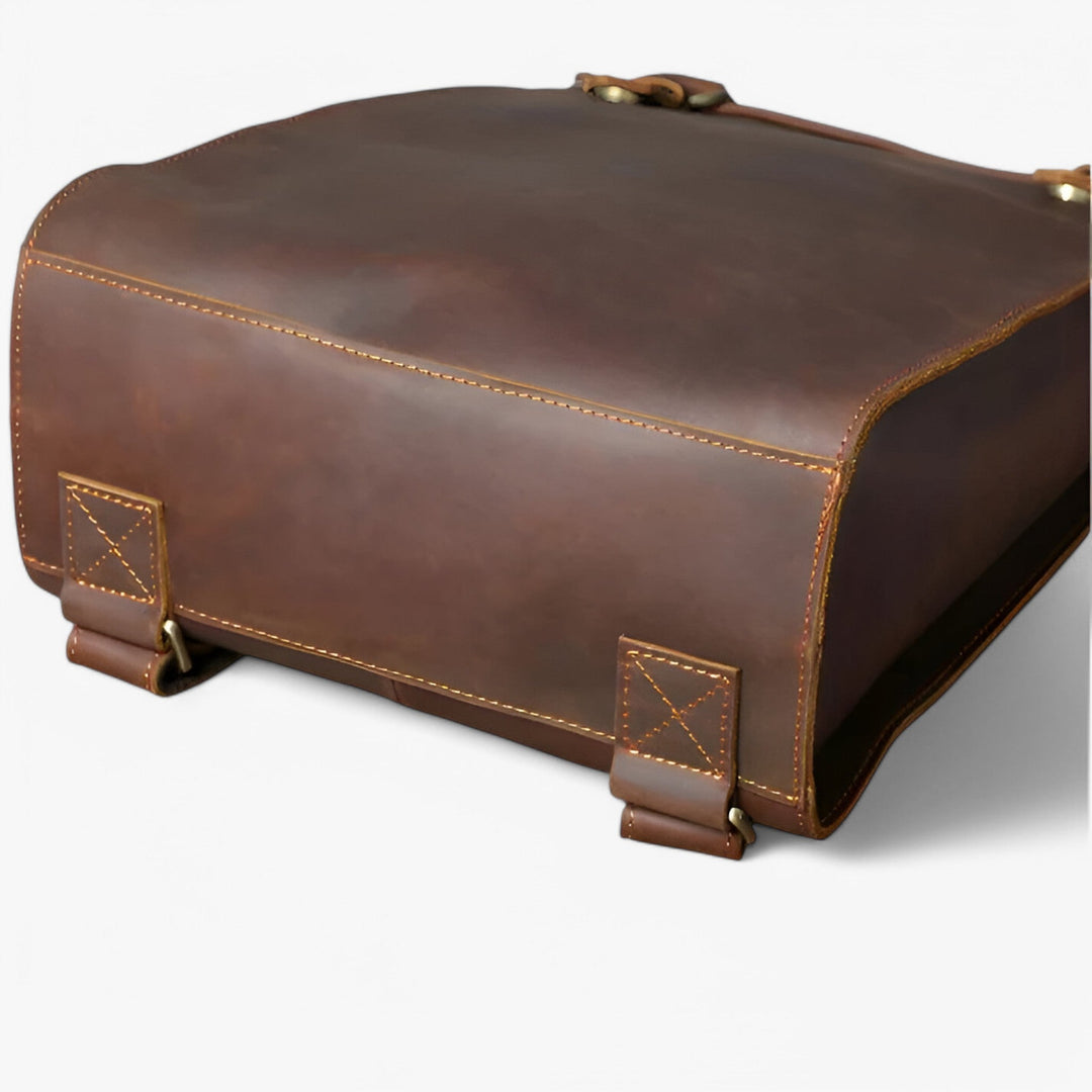 Moderno zaino uomo rettangolare color caffè, con doppie fibbie per un look quotidiano o da viaggio.