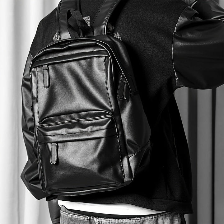 Zaino essenziale nero da uomo, perfetto per l'uso quotidiano e un look pulito e funzionale.