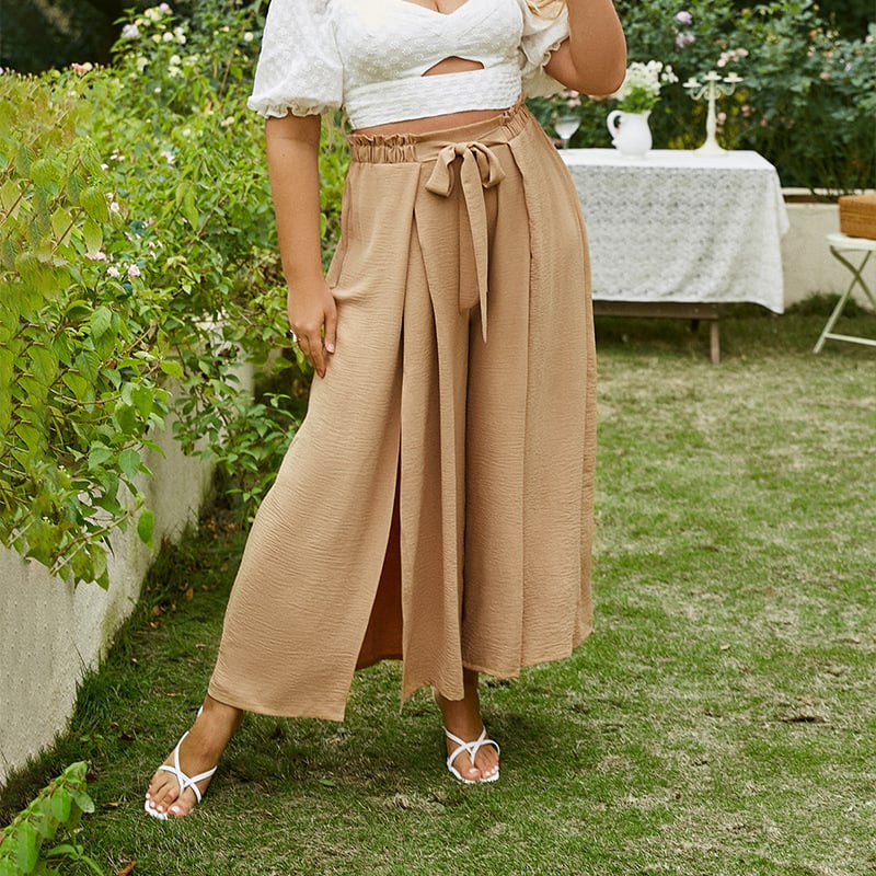 Moda pantaloni donna: vita alta, gamba larga e taglio cropped con fibbia. Versatili per un look moderno.