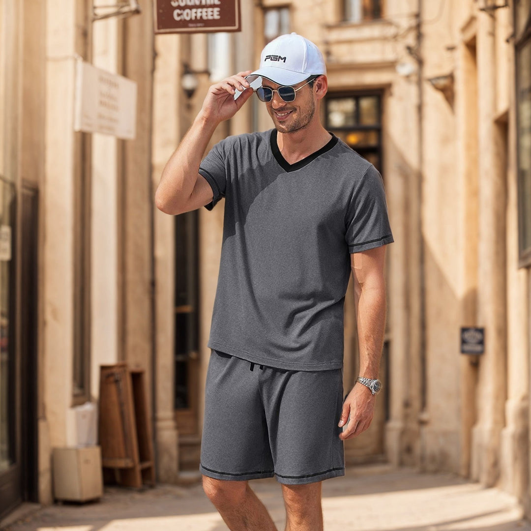 Completo estivo uomo due pezzi con maglietta e pantaloncini. Ideale per look casual e rilassato in estate.