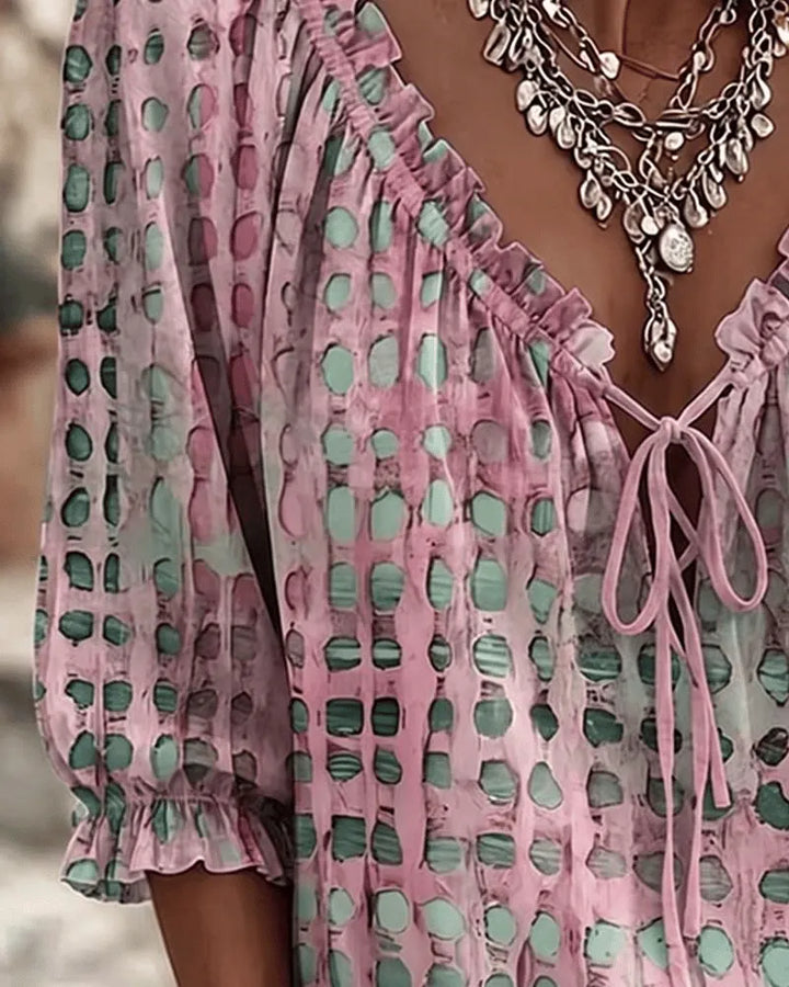 Blusa donna a pois con scollo V regolabile e laccio, maniche 3/4. Vestibilità ampia e confortevole, stile boho.