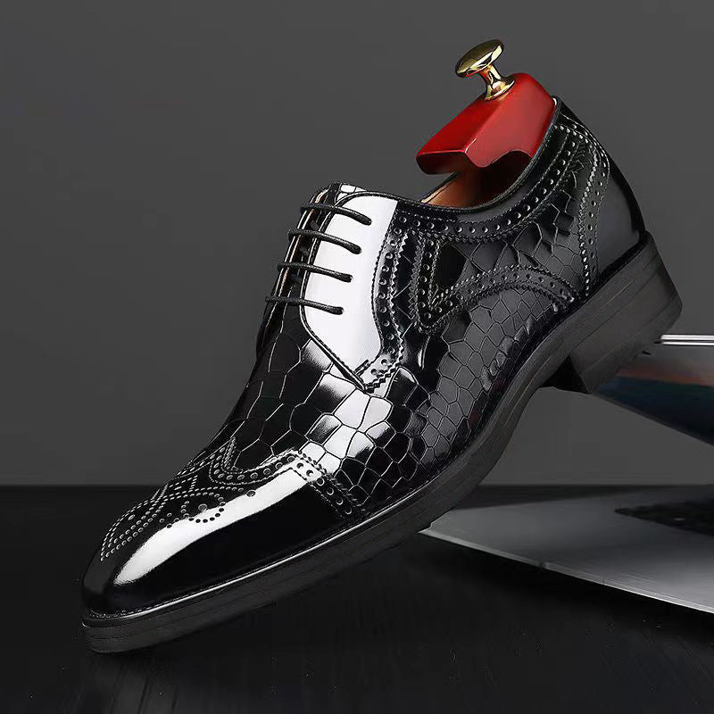 Moda uomo: scarpe Oxford Brogue eleganti a punta quadrata, nere o rosso vino. Calzature business con lacci.