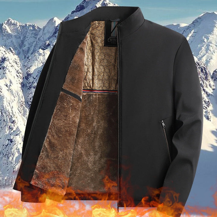 Uomo indossa giacca invernale calda con zip e collo alto protettivo, perfetta per il freddo.