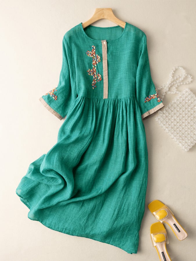 Abito midi donna ricamato blu, giallo, bianco, verde. Vestito estivo in cotone con vestibilità comoda e design etnico.