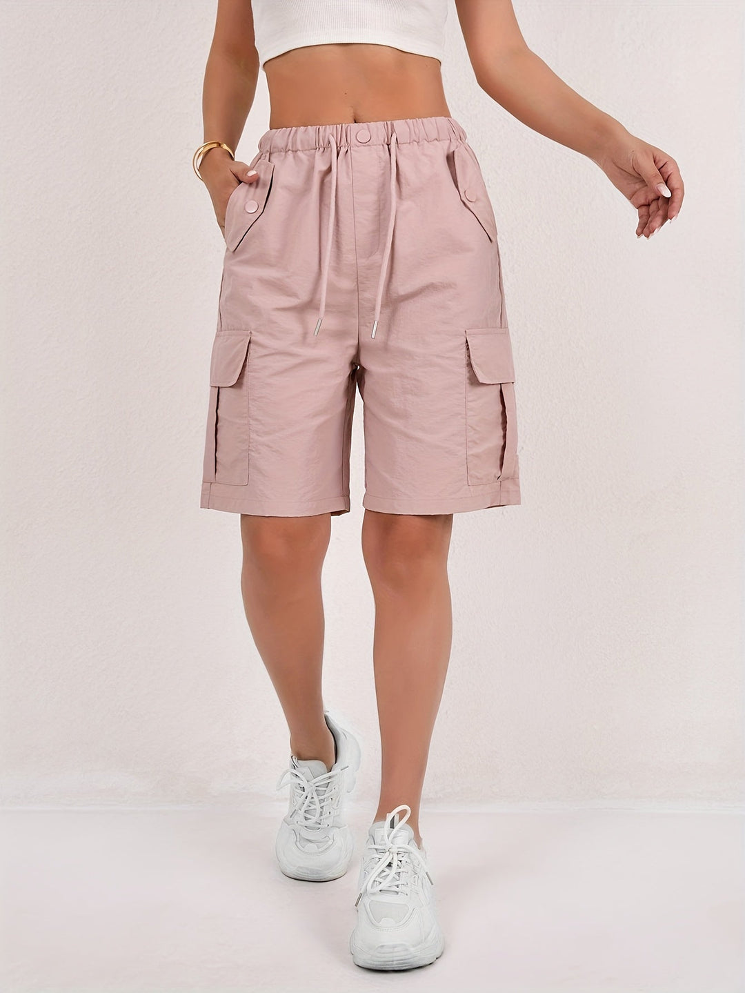 Short cargo da donna con vita elasticizzata, ideale per un look estivo comodo e casual.
