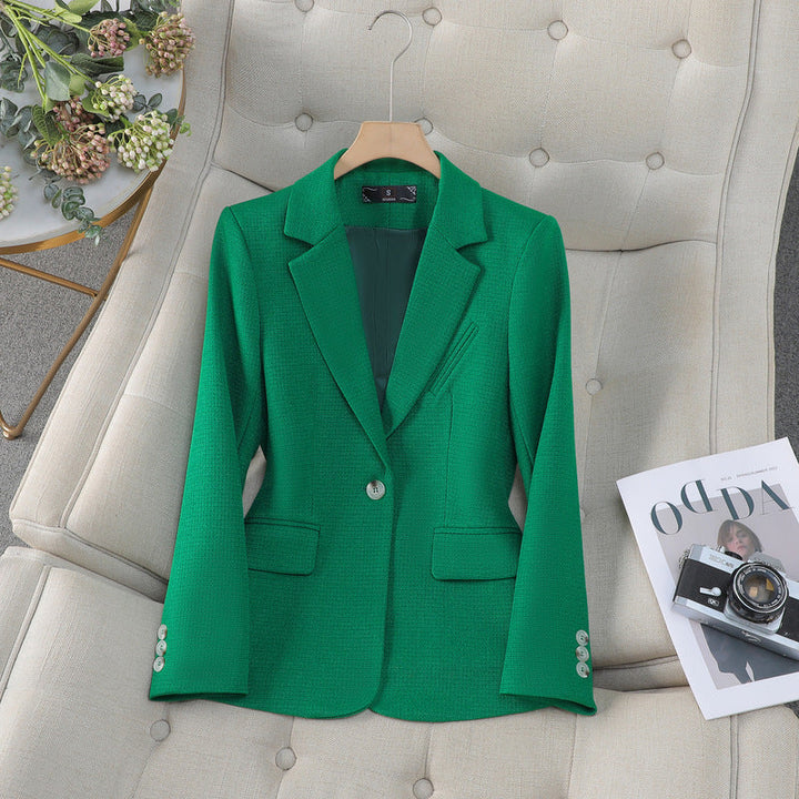 Elegante blazer aderente da donna con maniche lunghe e tasche, perfetto per ufficio o look casual versatile.