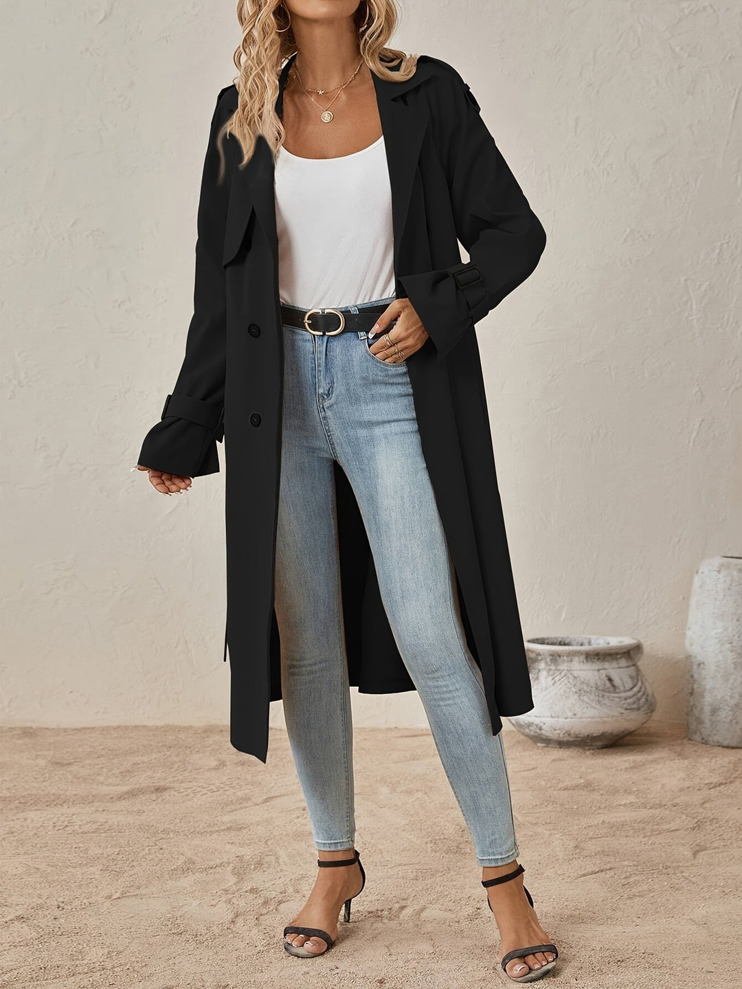 Capospalla trench lungo donna, design elegante per la primavera e l'autunno. Perfetto per outfit chic.