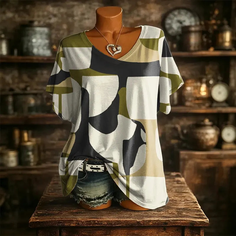 T-shirt donna fashion con stampa colorata e scollo a V, per un look primaverile-estivo vivace e fresco.