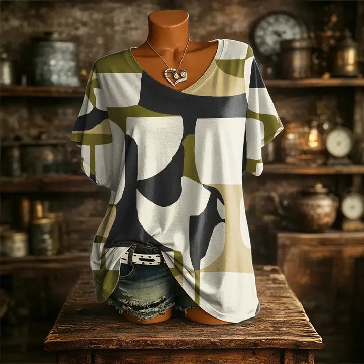T-shirt donna fashion con stampa colorata e scollo a V, per un look primaverile-estivo vivace e fresco.