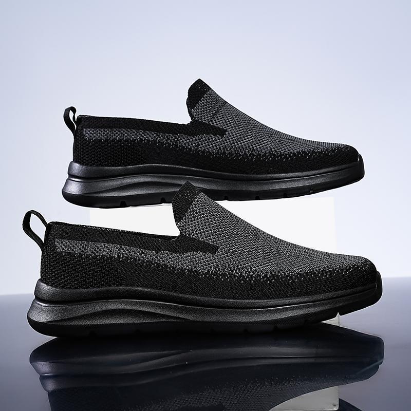 Scarpe sportive uomo comode blu scuro con suola morbida, ideali per comfort quotidiano, passeggio e viaggio.