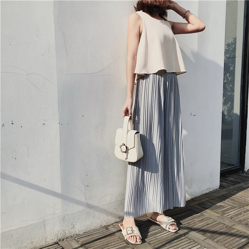 Pantaloni donna alla moda, a gamba larga e cropped, con dettagli pieghettati. Comodi per ogni outfit estivo.