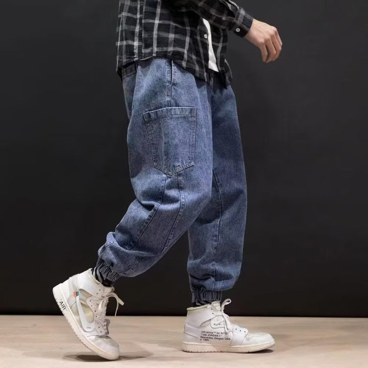 Jeans uomo relaxed fit blu navy con ricami, vita media, silhouette ampia per un look streetwear comodo e alla moda.