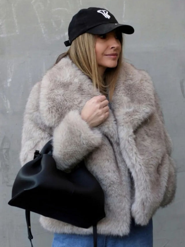 Caldo cappotto invernale donna in grigio, con maniche lunghe e collo a bavero, ideale per un abbigliamento casual.
